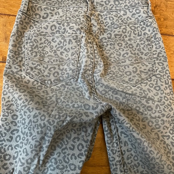 Abercrombie high waisted jeans leopard print - Picture 4 of 5